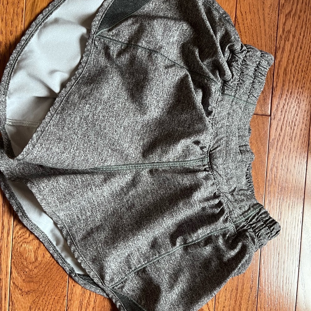 Lululemon Hotty Hot size 2 2.5 inch